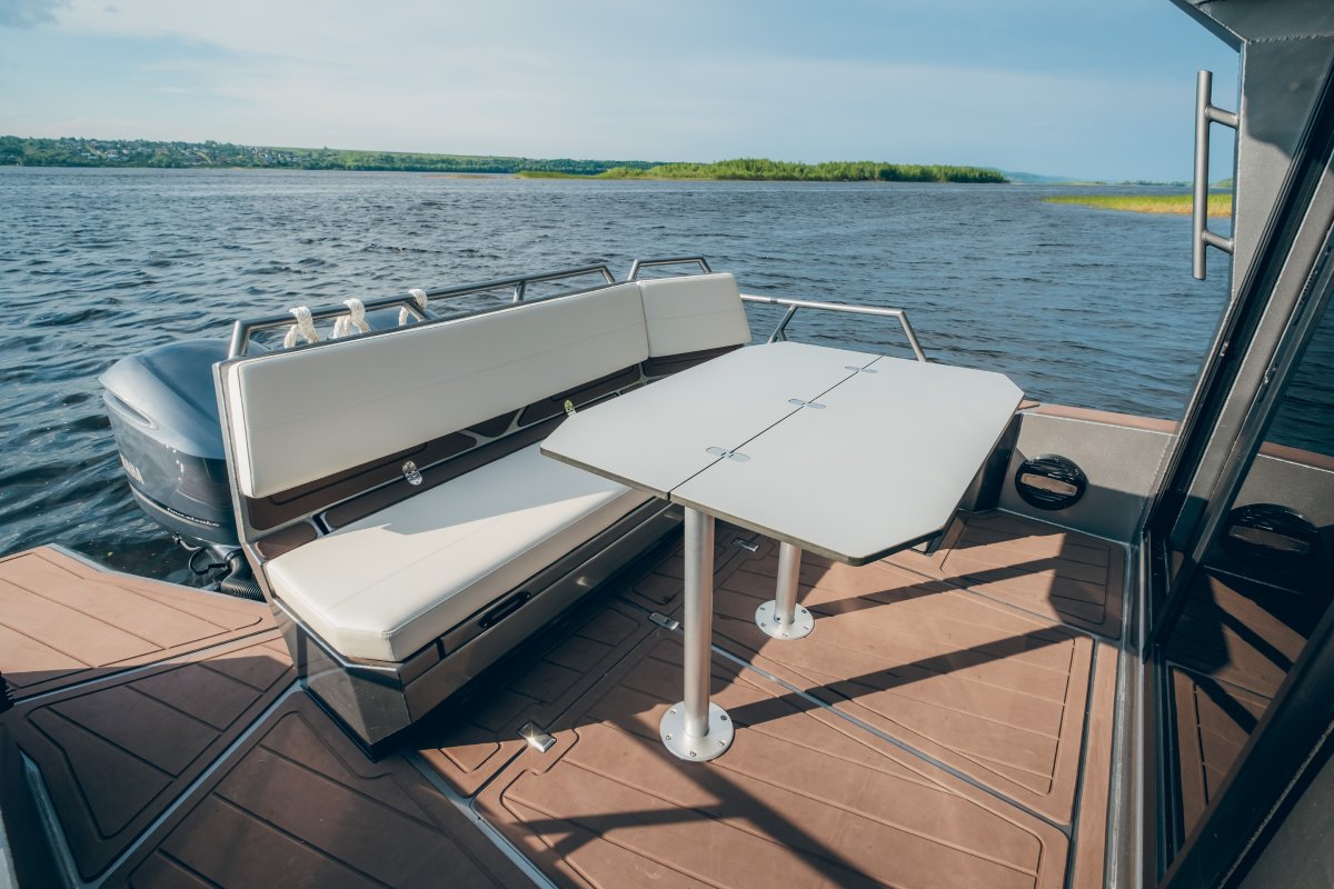 Aft deck tabl